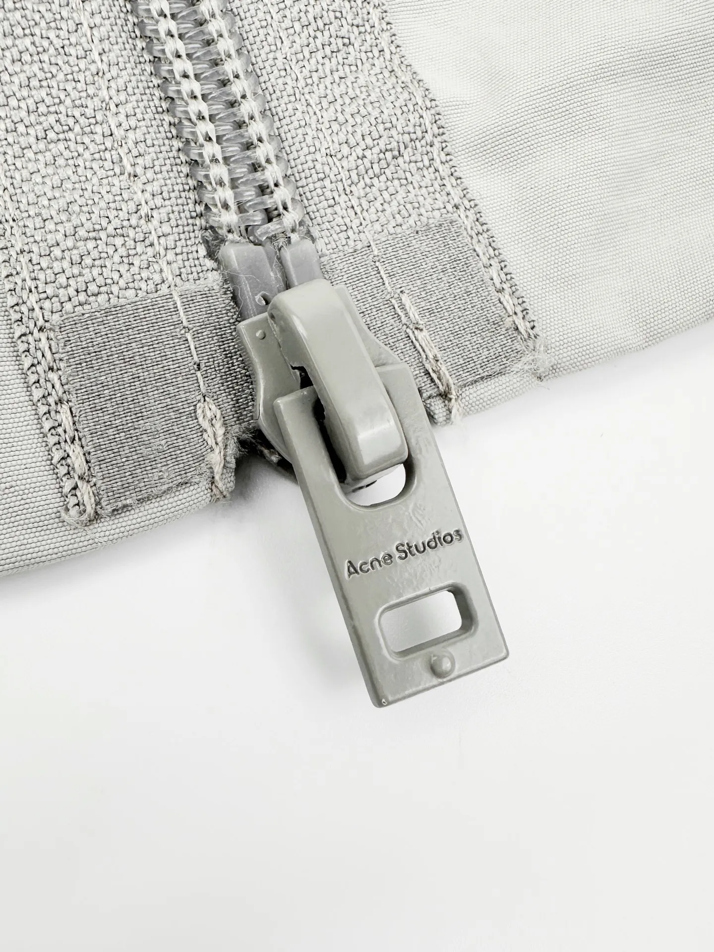Acn Studios embroidered logo jacket Customized Ninglan light woven machine blend Lightweight and windproof Stiff and tough Light gravel cool gray calming the Scandinavian cool minimalist aesthetic Stand-up collar with full zipper for neat opening and closing Full lining on the inside to improve the smoothness of putting on and taking off Elastic elasticated precision cuffs at the hem create a relaxed and loose short-cut silhouette Three-dimensional logo embroidery in the same color on the back Engraved with STOCKHOLM Chronicle The embroidery is integrated with the body of the garment, hiding the brand's traceability context. The minimalist shape integrates the functional core to interpret the relaxed and relaxed style of high-end ready-to-wear. Process 1: Using imported machine embroidery technology. Using advanced computer control systems and precision mechanical components to realize the Acne Studios logo embroidery operation. High precision. The lines are smooth and delicate. Process 2: The fabrics have been fermented and washed. They have a better hand feel and texture. They are not easy to deform, shrink or fade. Maintain long-term beauty Accessories: Customized 1:1 Acne webbing Customized 1:1 Acne zipper Customized 1:1 Acne trademark Version: Loose version Size: 44 46 48 50 Style number: CC 7004